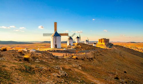 Espagne Moulins à vent espagnols et château médiéval à Consuegra - Espagne