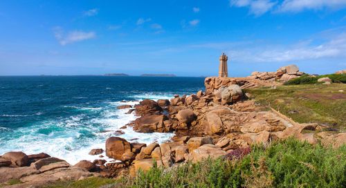 Bretagne Le phare de Mean Ruz à Ploumanac'h sur la Cote de Granit Rose - Bretagne (France)
